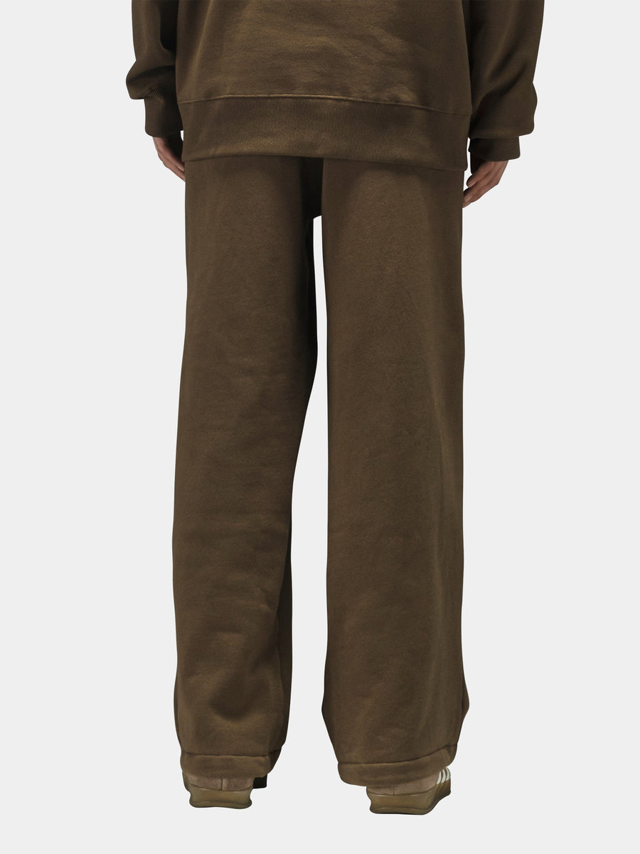 Alpha Industries Essential Sweatpants in brown with matching sweatshirt and beige sneakers.