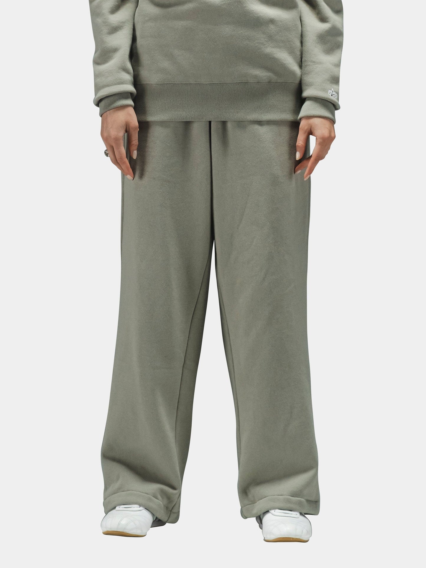 Alpha Industries Essential Sweatpants, gray, elastic waistband, ribbed cuffs.