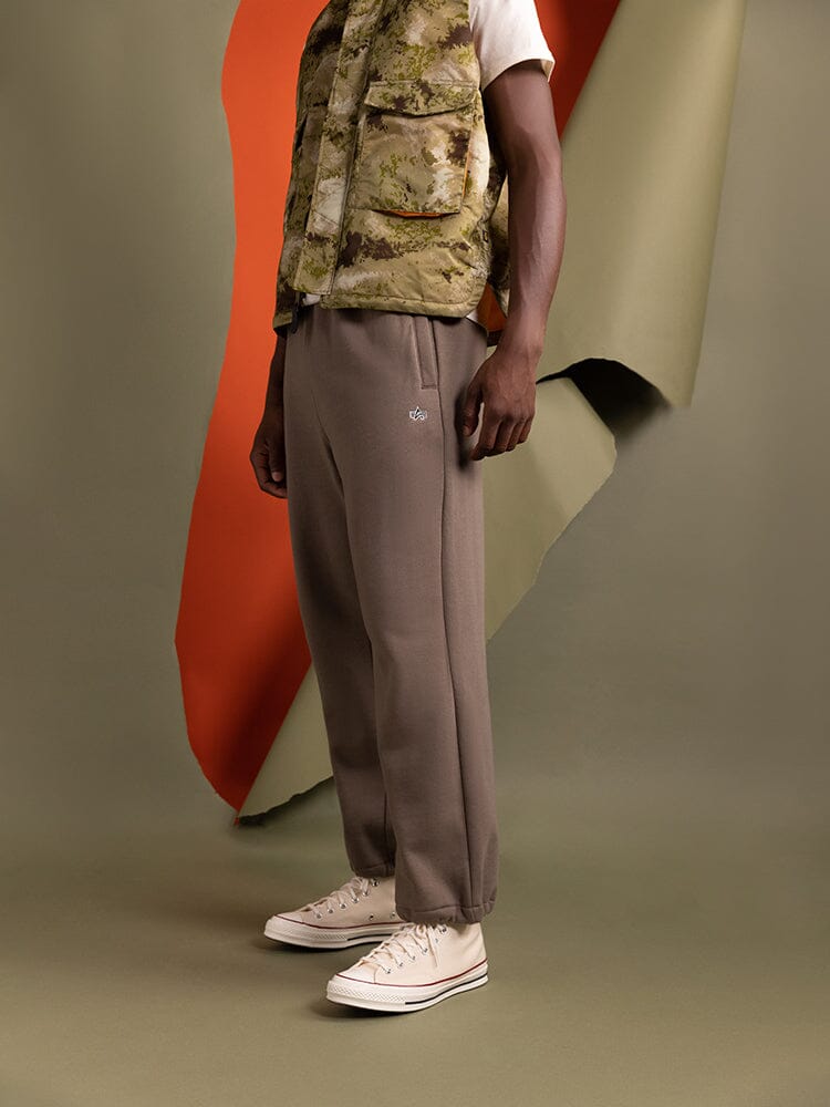 Alpha Industries Essential Sweatpants Coyote Brown, drawstring waist, ribbed cuffs.