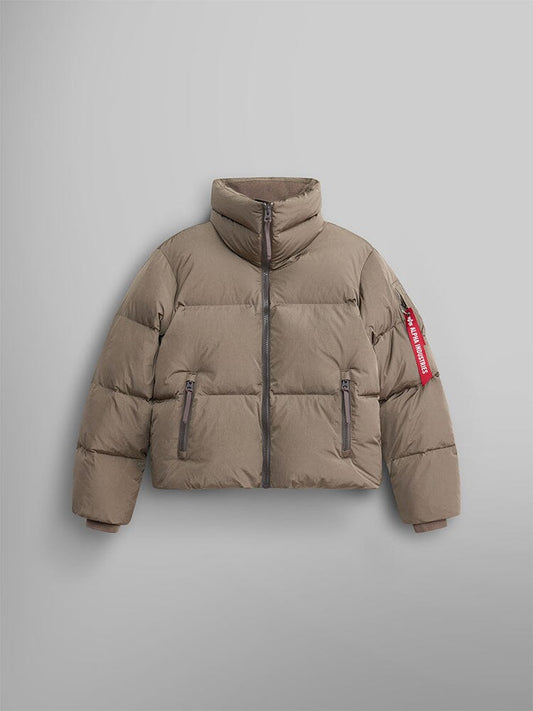 The Sierra Short Puffer W by Alpha Industries is a stylish coyote brown puffer parka featuring down fill and a high collar with a convenient zipper closure. This piece is also water-resistant, making it ideal for unpredictable weather.