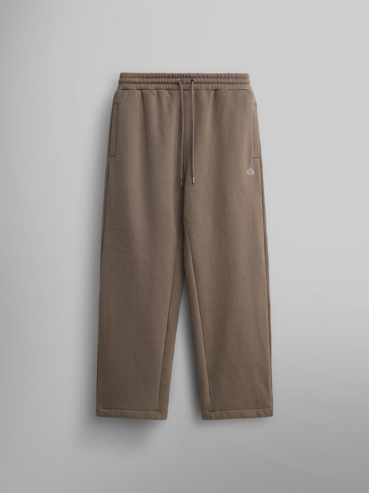 Essential Sweatpants Coyote Brown by Alpha Industries, elastic waistband, adjustable drawstring, side pockets, small embroidered logo on left thigh.