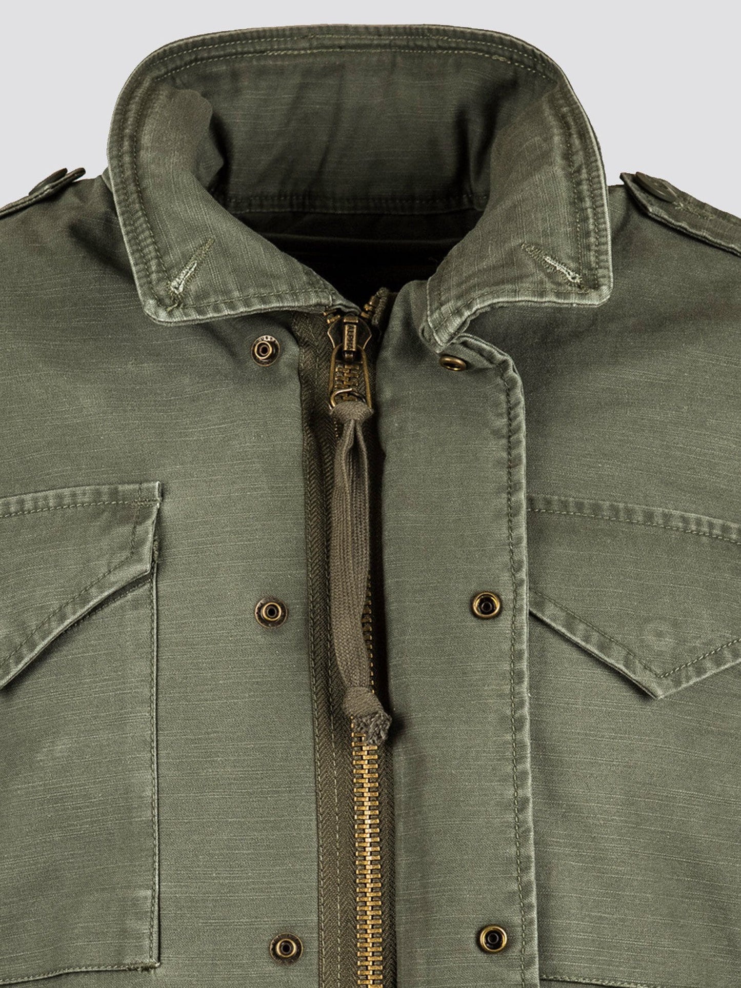 Alpha Industries M-65 Defender W, olive green vintage cotton slub, zipper, snap buttons, front chest pockets, shoulder epaulet details.