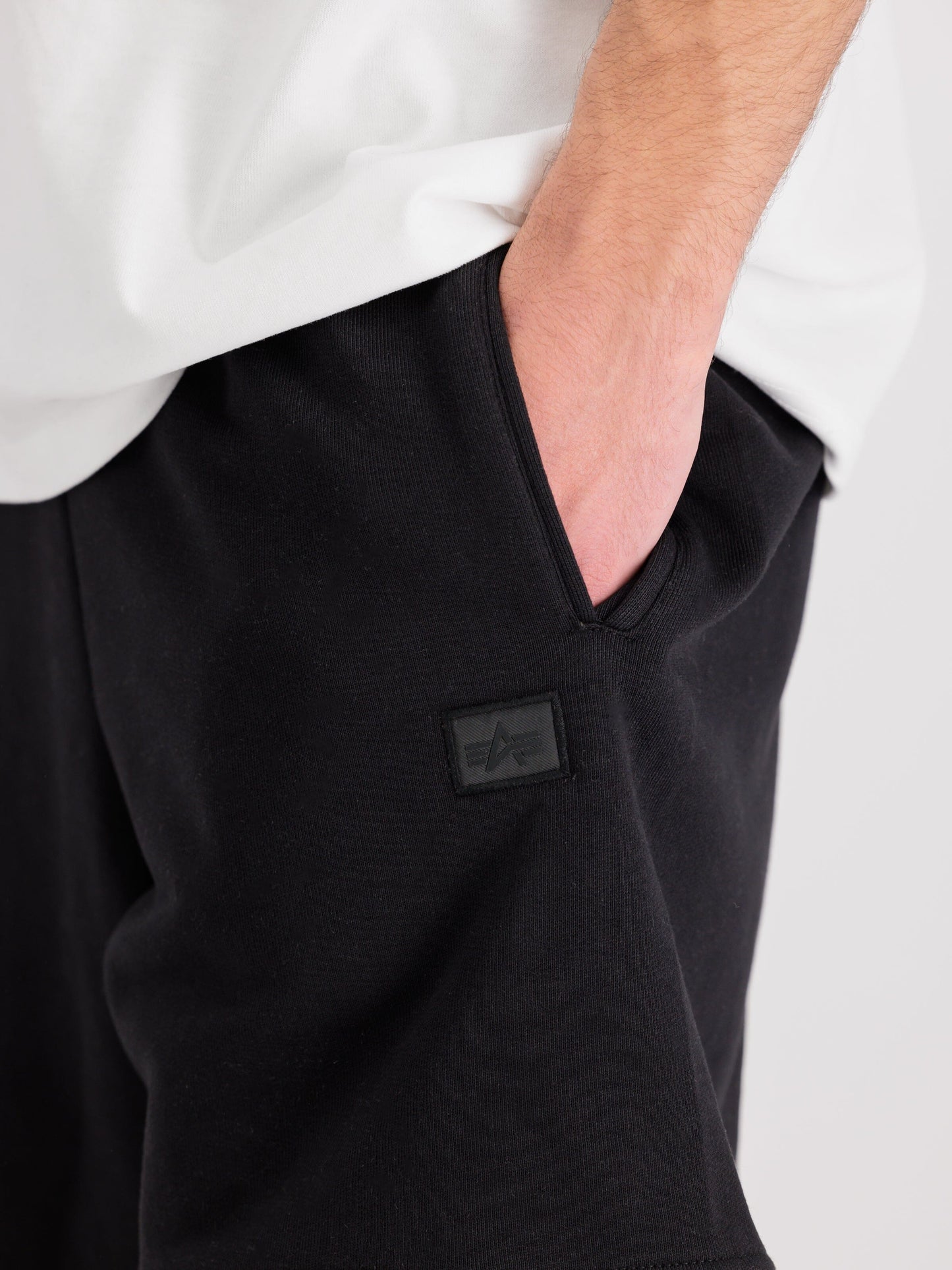 Alpha Industries Alpha Essential Relaxed Short, white, with pockets.