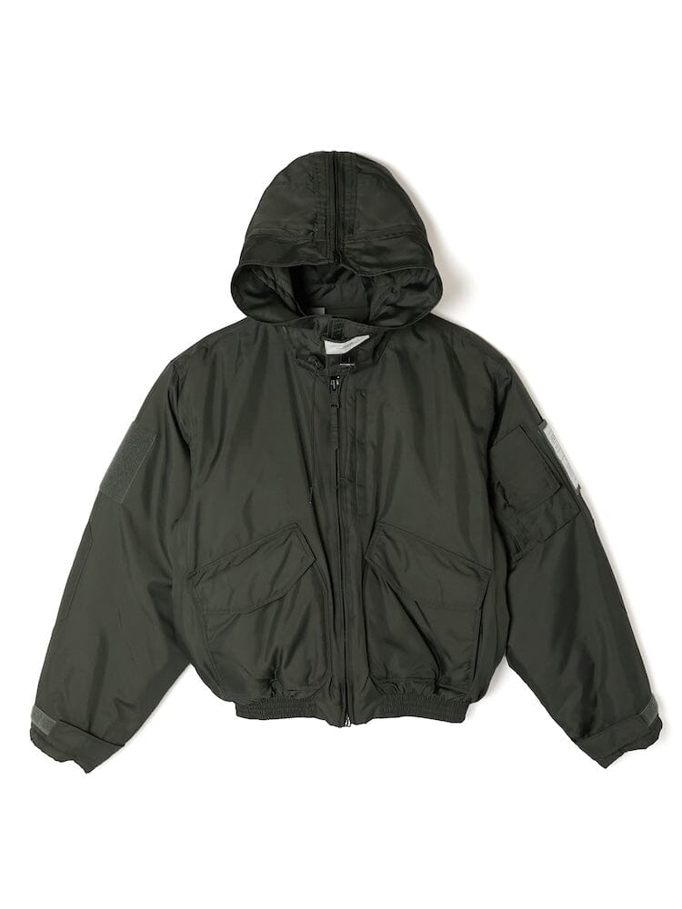 This Alpha Industries Alpha X N. Hoolywood CWU-45P jacket in a sage color includes a detachable hood, front zipper, two spacious pockets, and elastic cuffs and hem for added comfort.