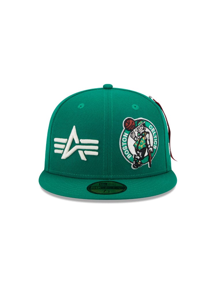 This stylish basketball cap in green features the embroidered Boston Celtics team logo and a sharp white emblem on the front, reflecting the essence of Alpha Industries' craftsmanship in its 59FIFTY design. Known as the Boston Celtics X Alpha X New Era 59FIFTY Fitted Cap, it exudes team pride.