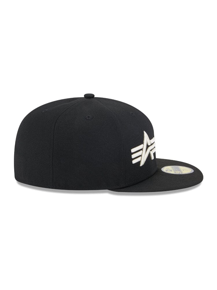 Introducing the Chicago Bulls x Alpha x New Era 59Fifty Fitted Cap, a collaboration between Alpha Industries and Ne-Nba. This black cap showcases a white embroidered Chicago Bulls logo on the front and features New Era's classic sticker on the flat brim, embodying the distinctive style of Alpha Industries®.