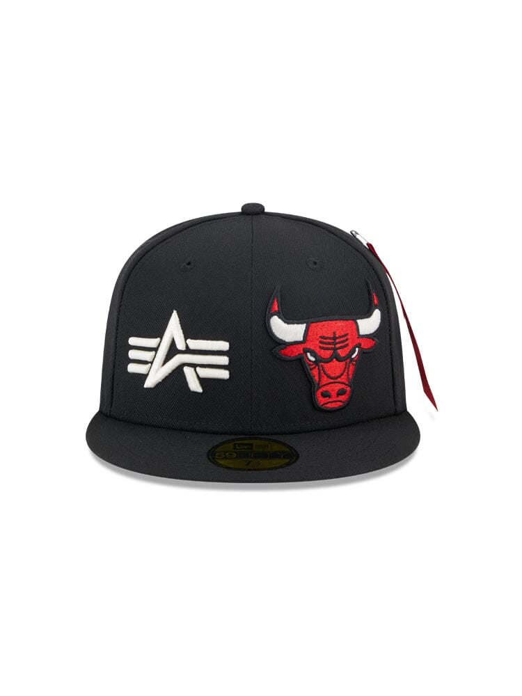 Chicago Bulls x Alpha x New Era 59Fifty Fitted Cap by Alpha Industries and NE-NBA is a black baseball cap adorned with an embroidered bull logo on the right side, a stylized white emblem on the left, and highlighted with team colors. It features a flat brim, comes with a red tag, and is crafted in partnership with Alpha Industries®.