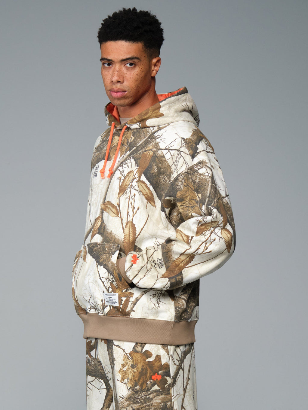 USE55500IN SNOW REALTREE CAMO