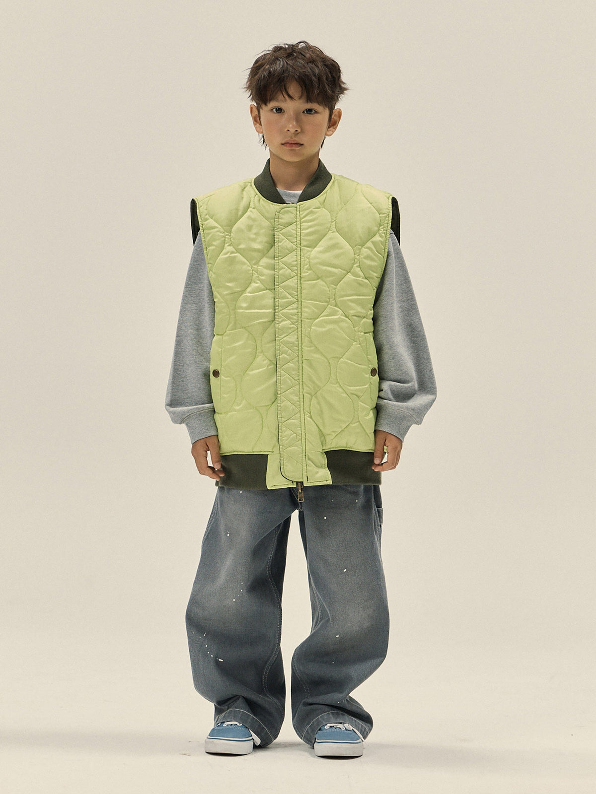 Hiro x Alpha YOUTH REVERSIBLE VEST - Khaki model