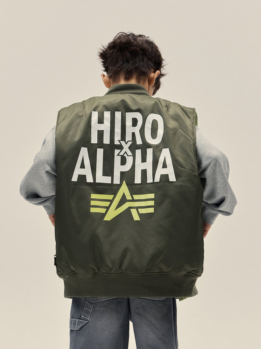 Hiro x Alpha YOUTH REVERSIBLE VEST - Khaki model