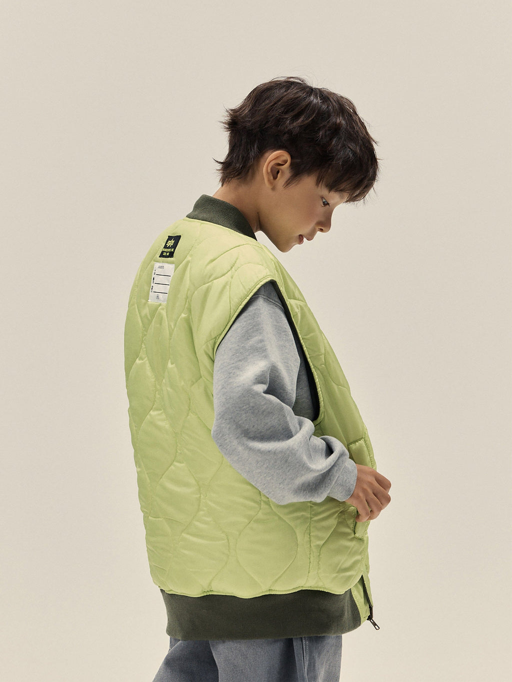 Hiro x Alpha YOUTH REVERSIBLE VEST - Khaki model