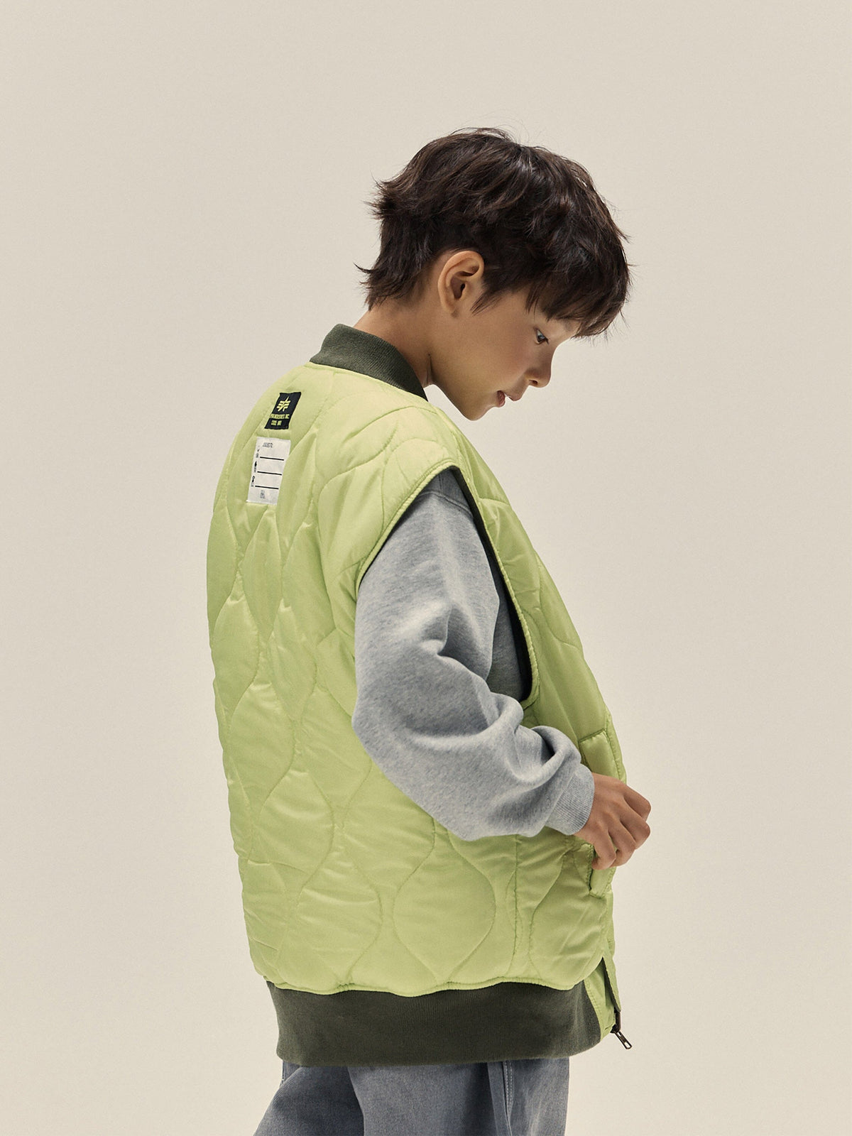 Hiro x Alpha YOUTH REVERSIBLE VEST - Khaki model
