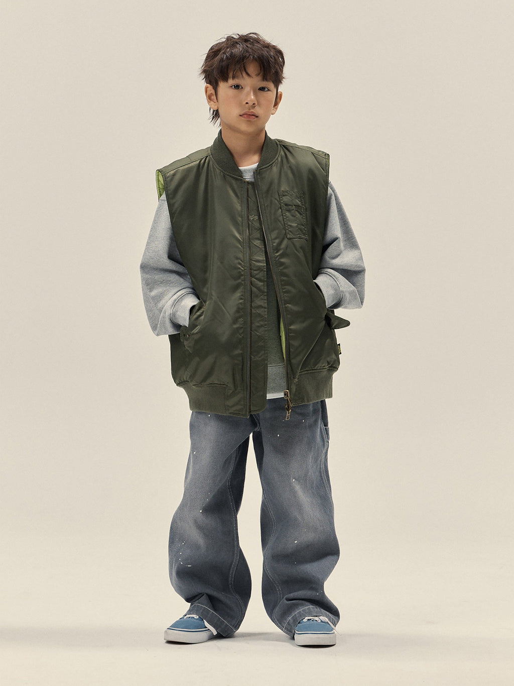 Hiro x Alpha YOUTH REVERSIBLE VEST - Khaki model