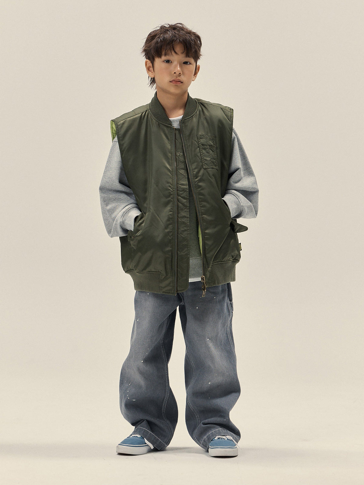 Hiro x Alpha YOUTH REVERSIBLE VEST - Khaki model
