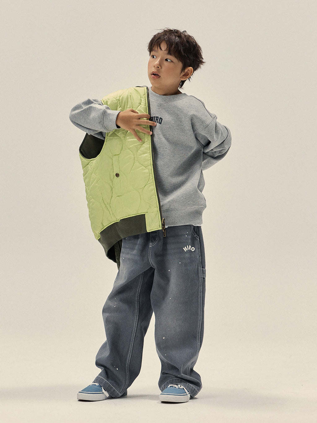 Hiro x Alpha YOUTH REVERSIBLE VEST - Khaki model