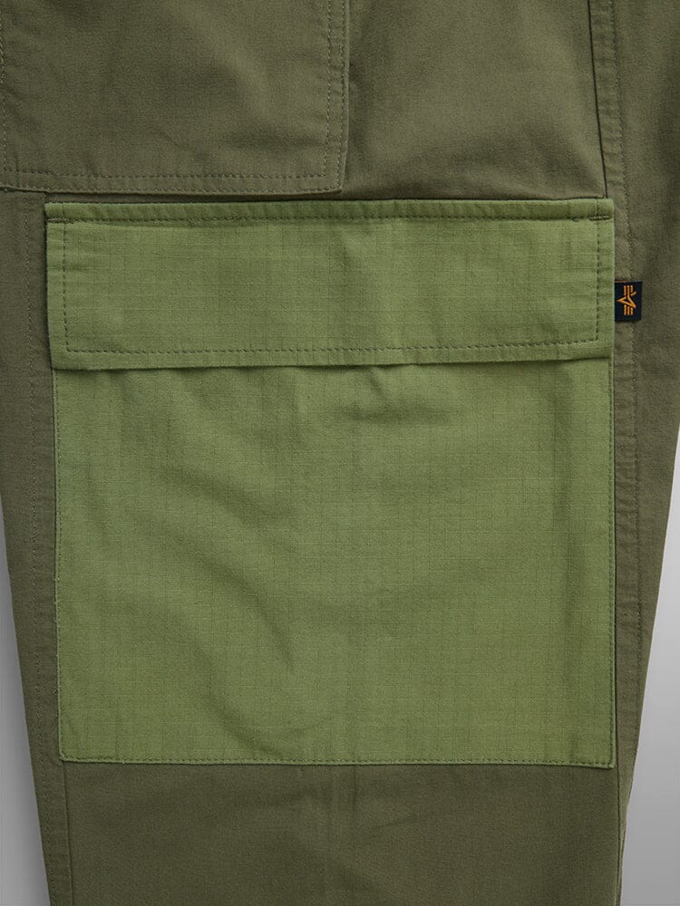 Alpha Industries Lightweight Trouser W, green, high-waisted, garment-washed cotton, cargo pocket with flap, small black tag with yellow logo.