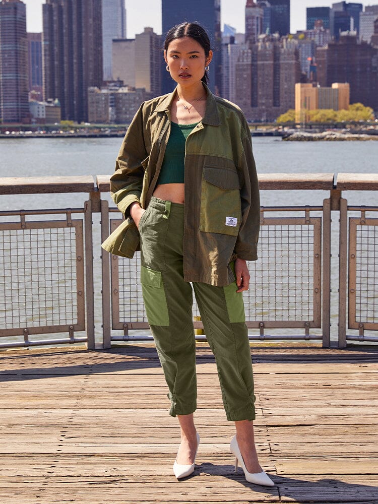 Alpha Industries Lightweight Trouser W, green color, features button and zipper closure.