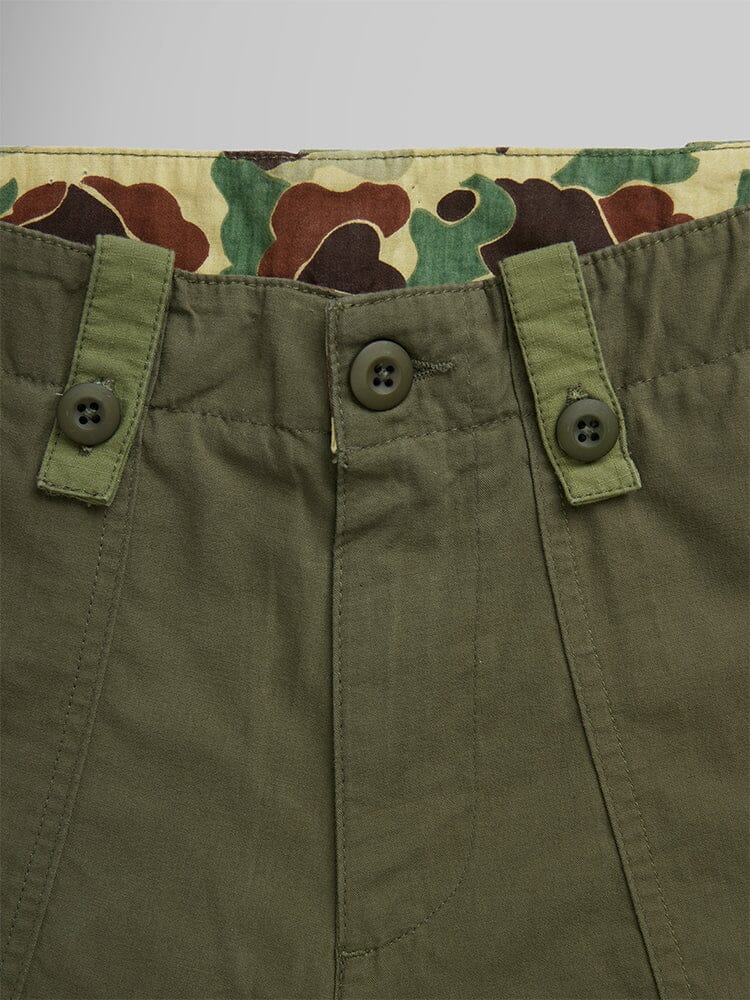 Alpha Industries Lightweight Trouser W, high-waisted, garment-washed cotton, two waistband buttons, camouflage-patterned lining.