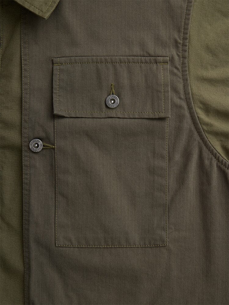 Alpha Industries LS P-44 Overshirt, olive green, sturdy fabric, chest pocket with button detail and functional outer pockets.