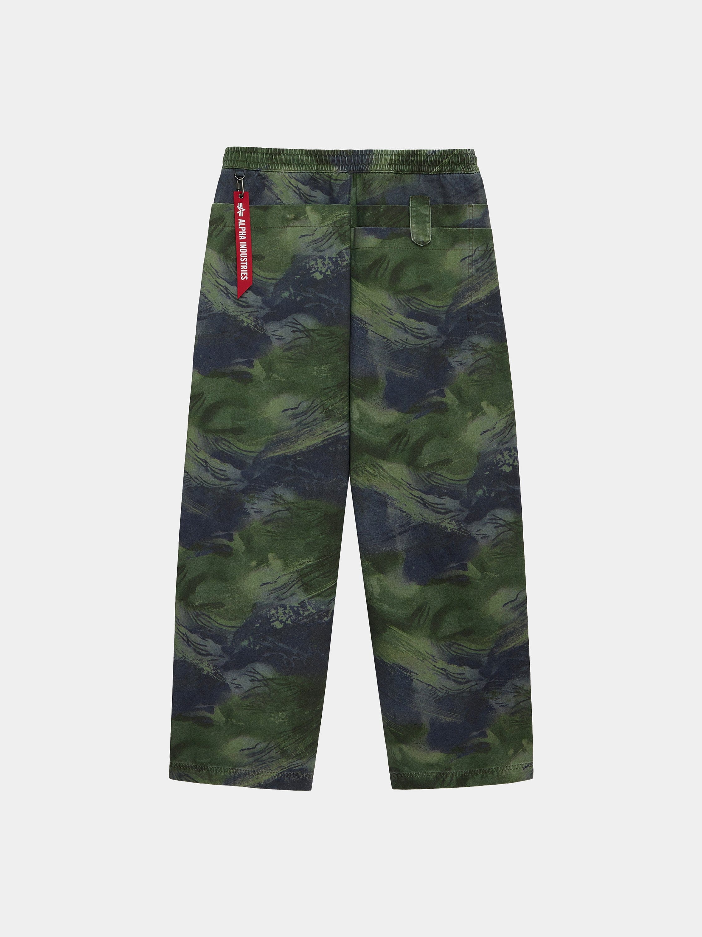 Alpha Industries Oversized Washed Pant with green camo design, elastic waistband, side pockets, red keychain, 100% cotton.