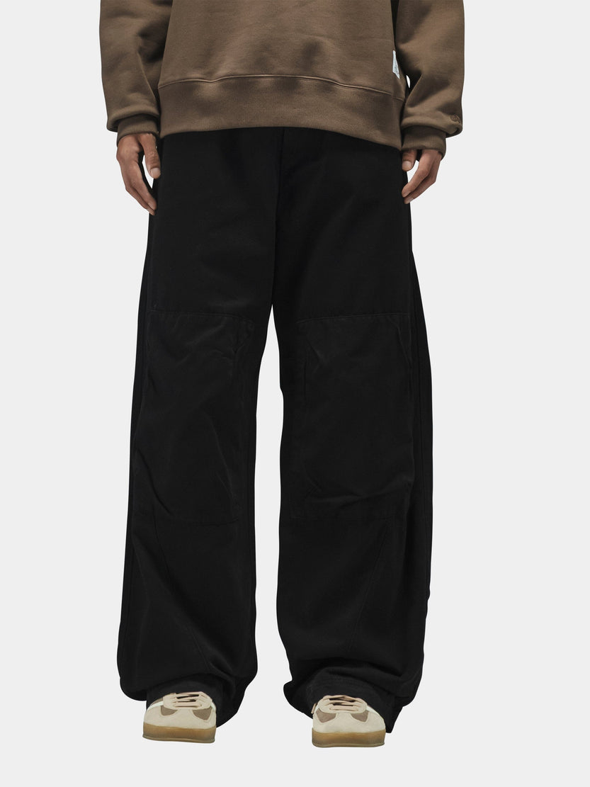 Alpha Industries Oversized Washed Pant in black, brown sweatshirt, beige sneakers.