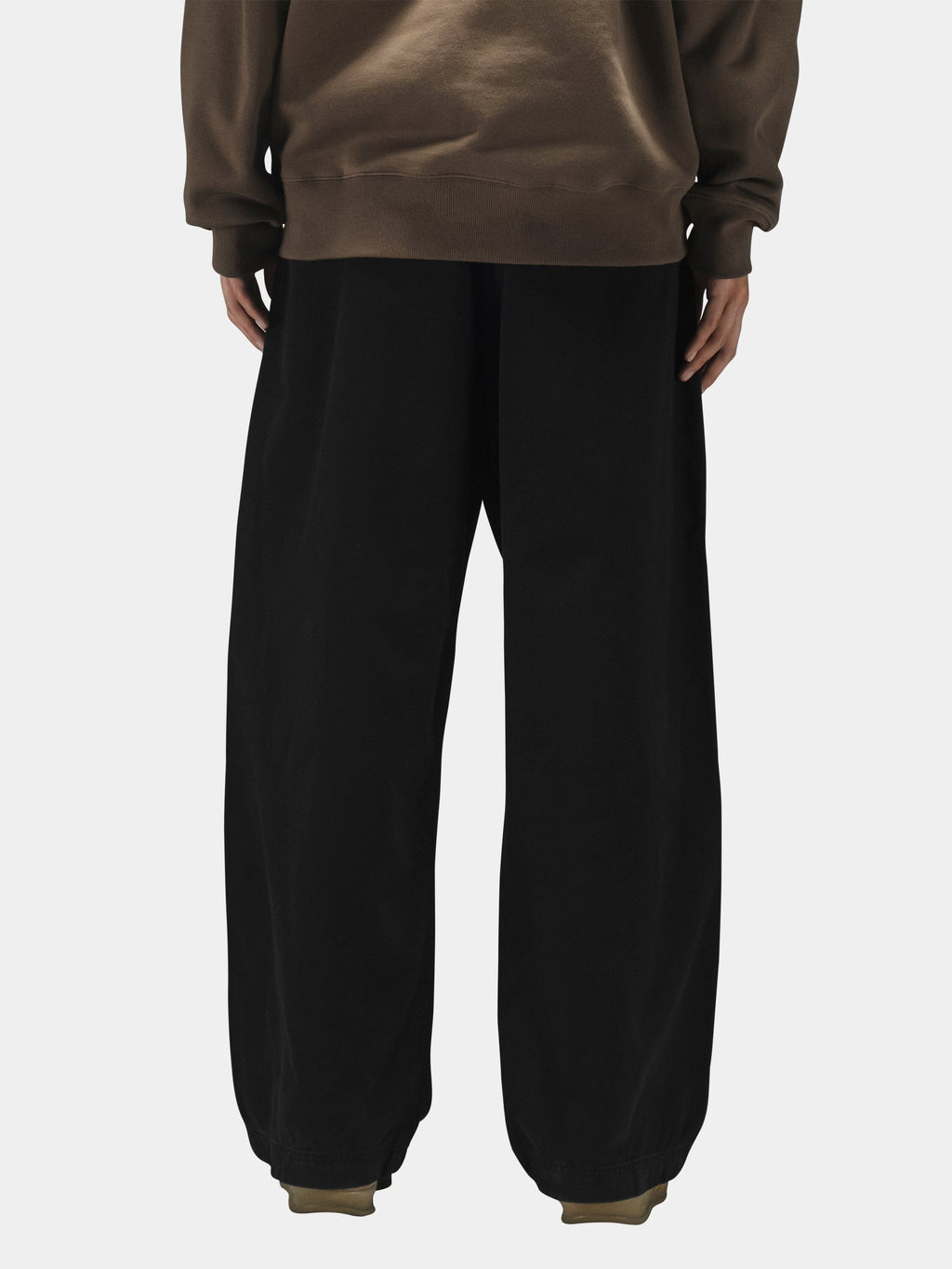 Alpha Industries Oversized Washed Pant with oversized fit, military-inspired details; brown 100% cotton sweatshirt.