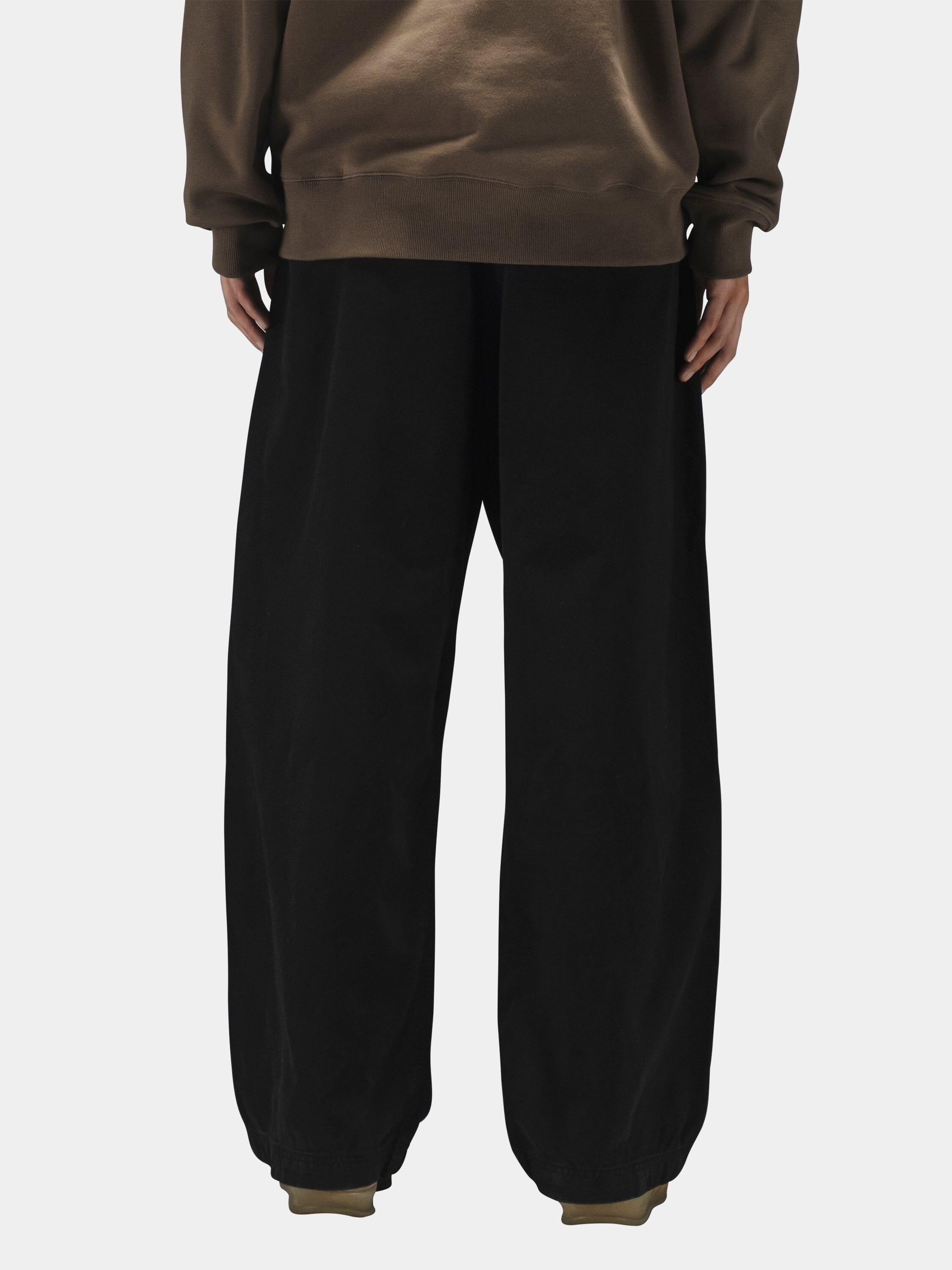 Alpha Industries Oversized Washed Pant with oversized fit, military-inspired details; brown 100% cotton sweatshirt.