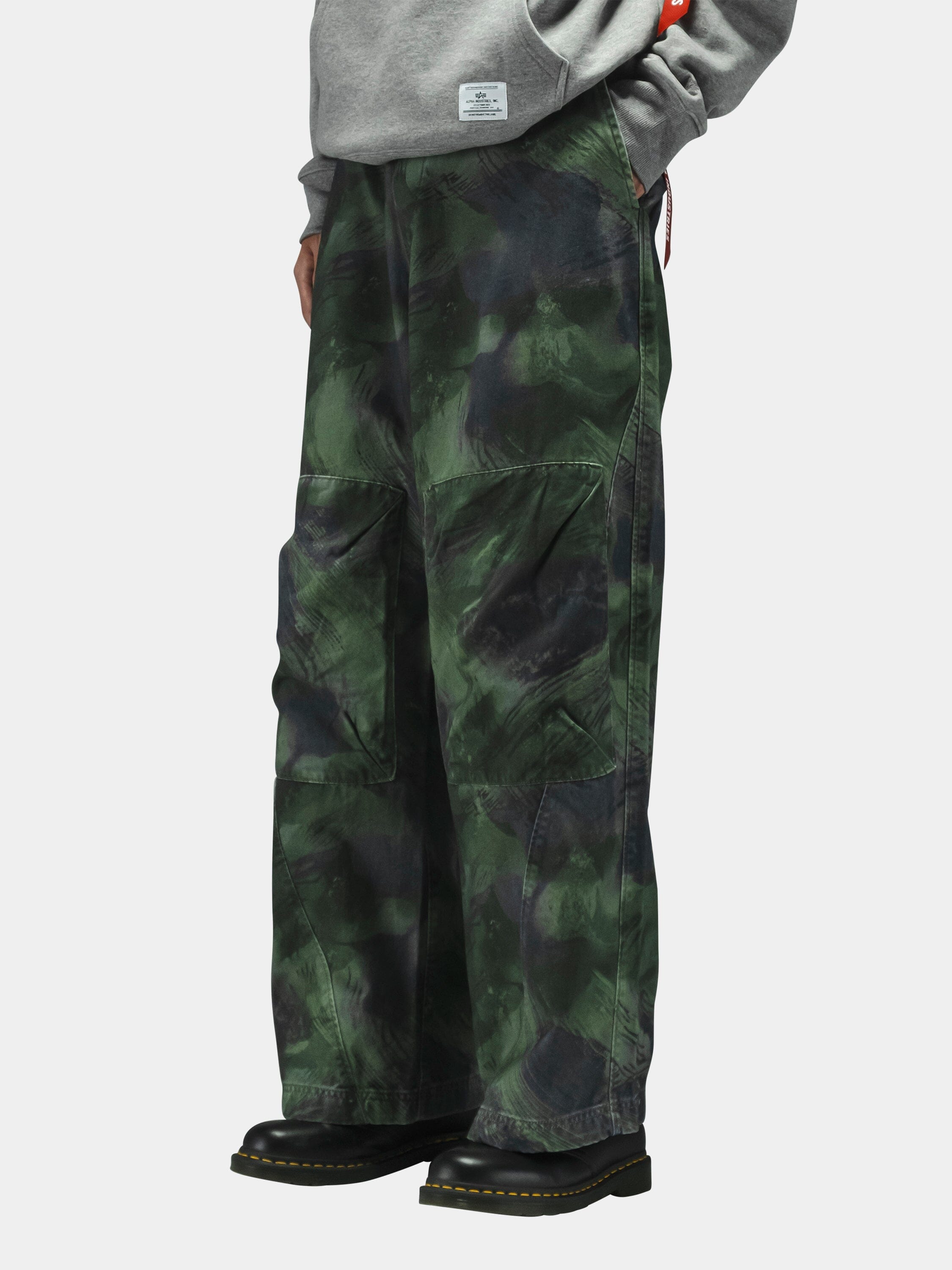 Alpha Industries Oversized Washed Pant with large front pockets. Black shoes and grey sweatshirt included.
