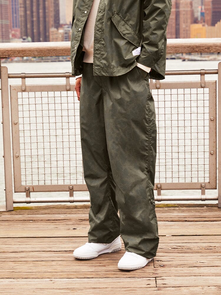 Alpha Industries Lightweight Parachute Pant Frogskin, olive green jacket, white sneakers.