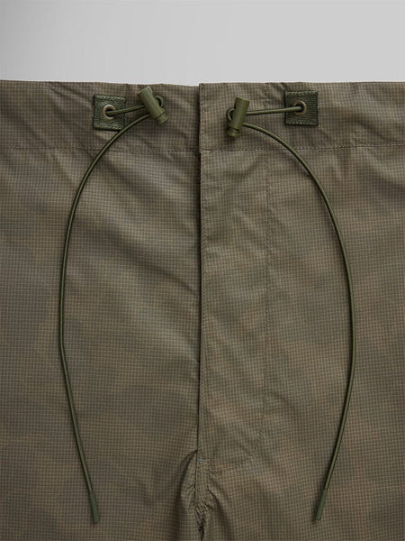 Alpha Industries Lightweight Parachute Pant in olive green, MA-1, drawstrings with plastic toggles, front seam, lightweight ripstop fabric.