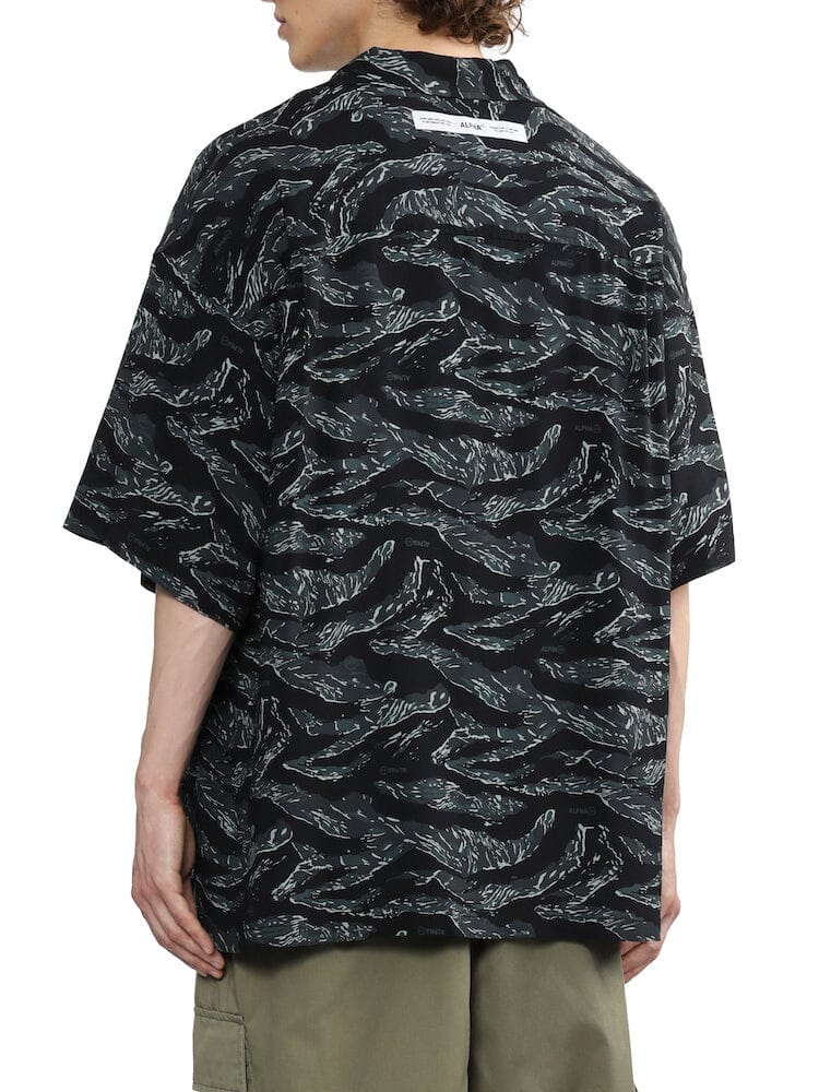 Unfrm Army Hawaii Shirt by Alpha Industries, short-sleeve black shirt with white and gray nature-inspired pattern.