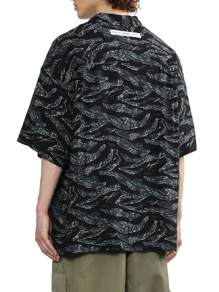 Unfrm Army Hawaii Shirt by Alpha Industries, short-sleeve black shirt with white and gray nature-inspired pattern.