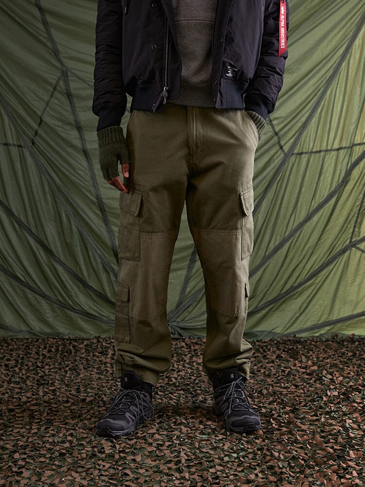 Alpha Industries Acu Pant cargo pants, dark jacket, green gloves, black boots.
