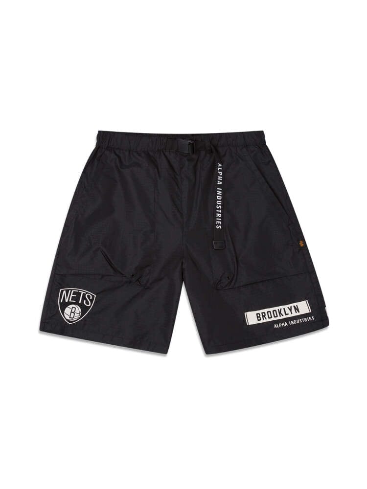 Alpha Industries / NE-NBA Presents the Black Brooklyn Nets x Alpha x New Era Nylon Shorts. With Brooklyn Nets and Alpha Industries logos, these shorts feature side pockets and an adjustable belt. Made from durable ripstop fabric, they're ideal for NBA fans seeking style and functionality.