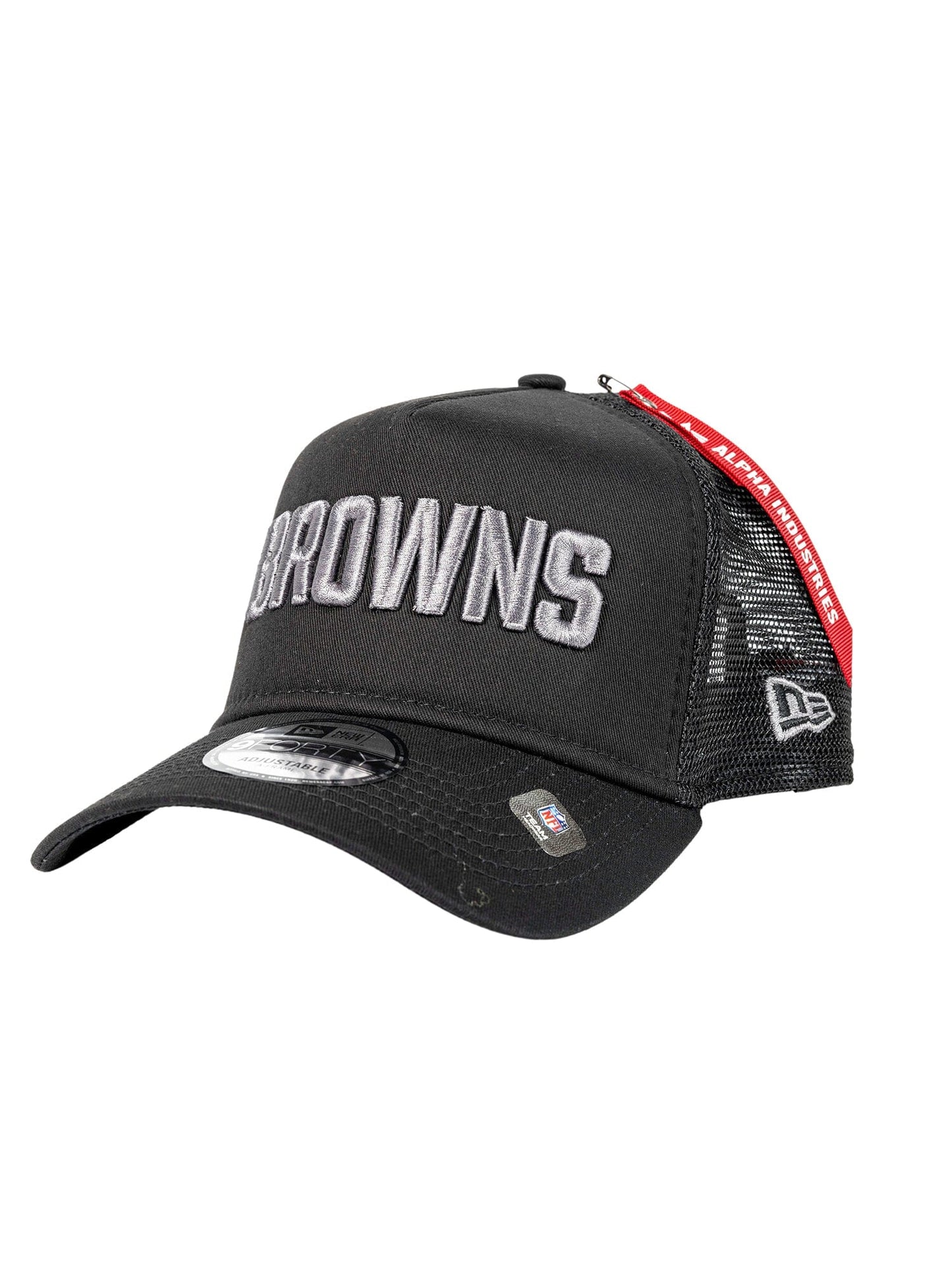 Cleveland Browns x Alpha Industries x New Era 940 Cap by Alpha Industries / NE-NFL features a black mesh trucker design with "Browns" text in gray, New Era and NFL logos, and a red zipper detail on the side.