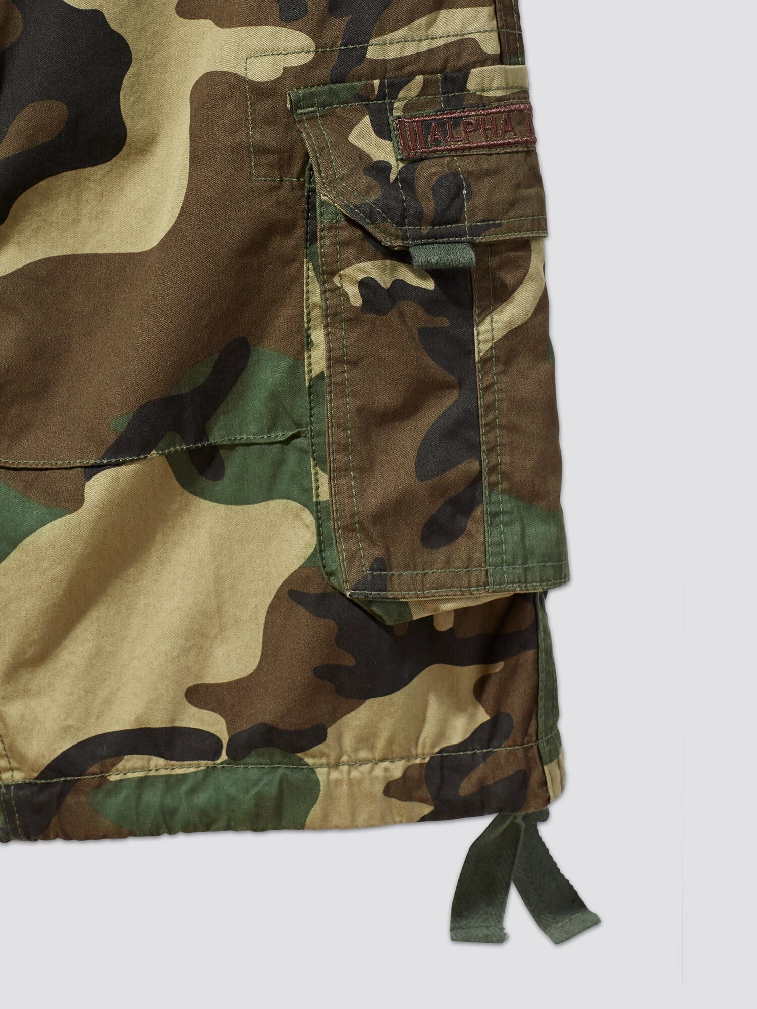 Jet Short Camo by Alpha Industries: cotton cargo shorts with camo print, Alpha patch on pocket, drawstring hem.