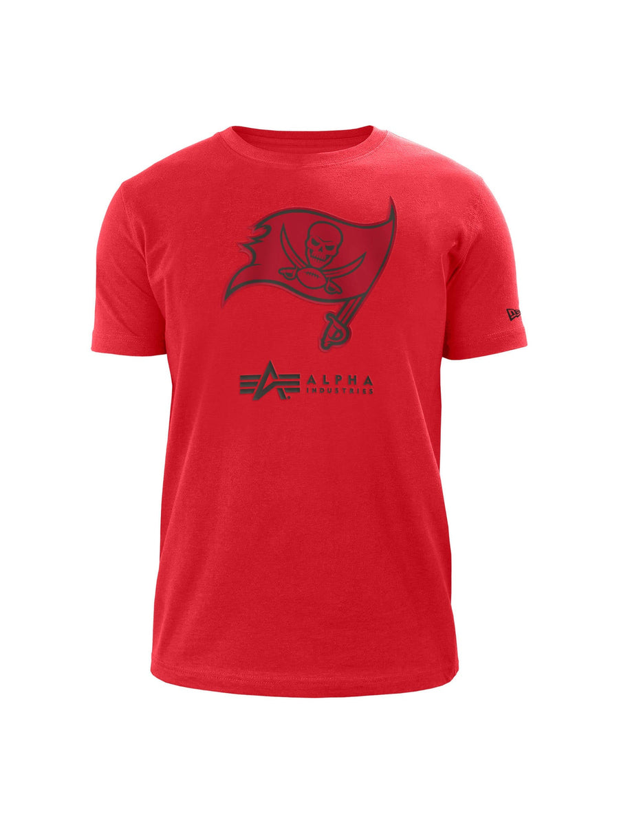 This Tampa Bay Buccaneers X Alpha X New Era T-Shirt by Alpha Industries showcases a striking design with a pirate flag motif, featuring Alpha Industries text and a twill applique that enhances its texture and style.
